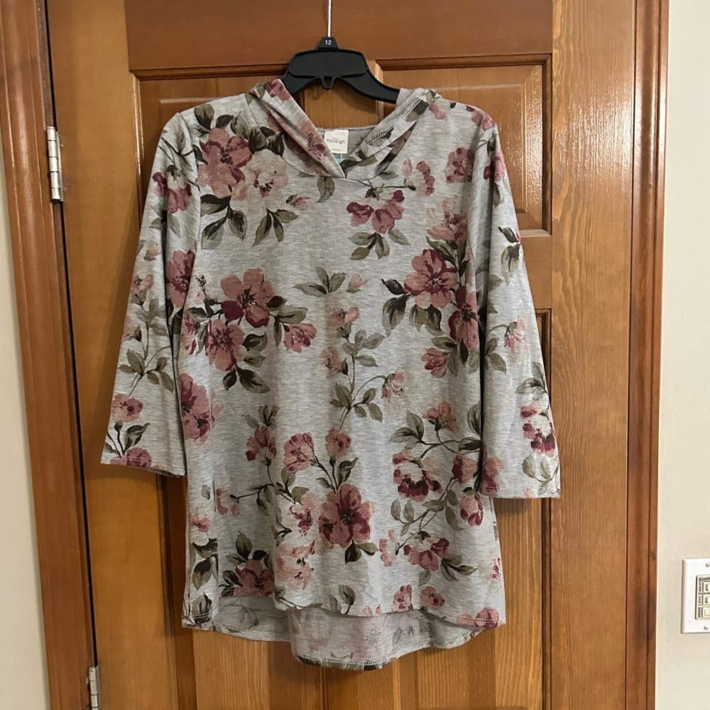 Grey floral 3/4 sleeve top with hood